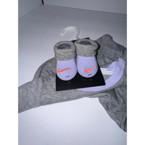 Just Do It Nike one piece with socks set  0-6 mths - Picture 6 of 6
